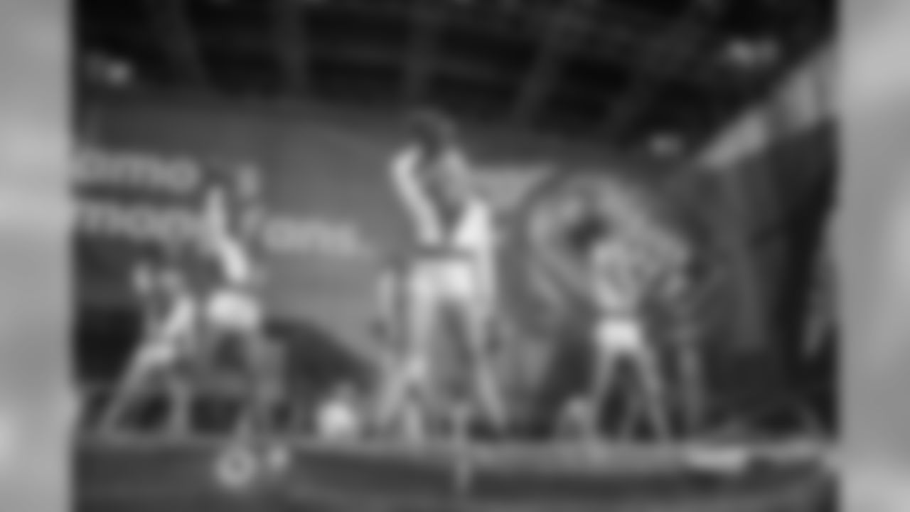 Gallery-Champion-Square-Gameday-2560x1440-20190807_0400