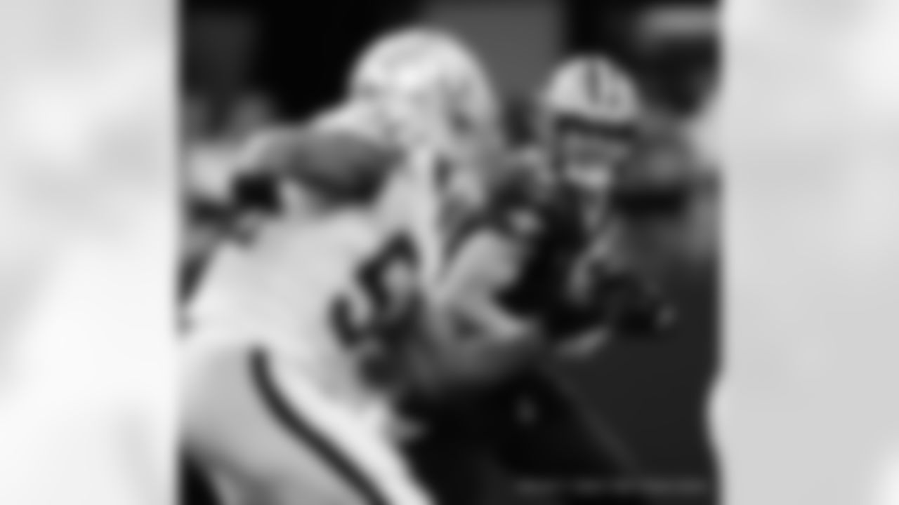 New Orleans Saints tight end Taysom Hill in action during their 2022 Week 8 game against the Las Vegas Raiders.