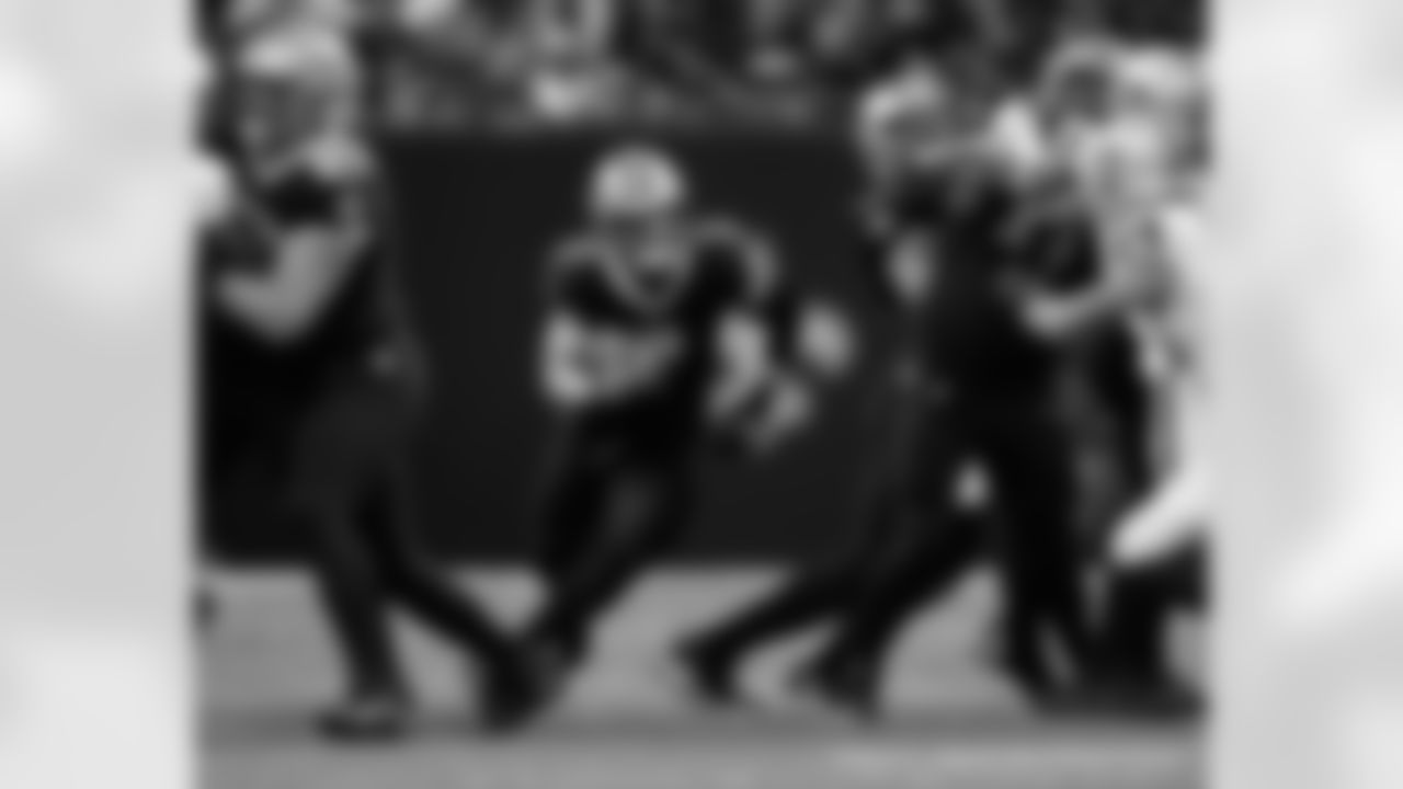 New Orleans Saints tight end Taysom Hill in action during their 2022 Week 8 game against the Las Vegas Raiders.