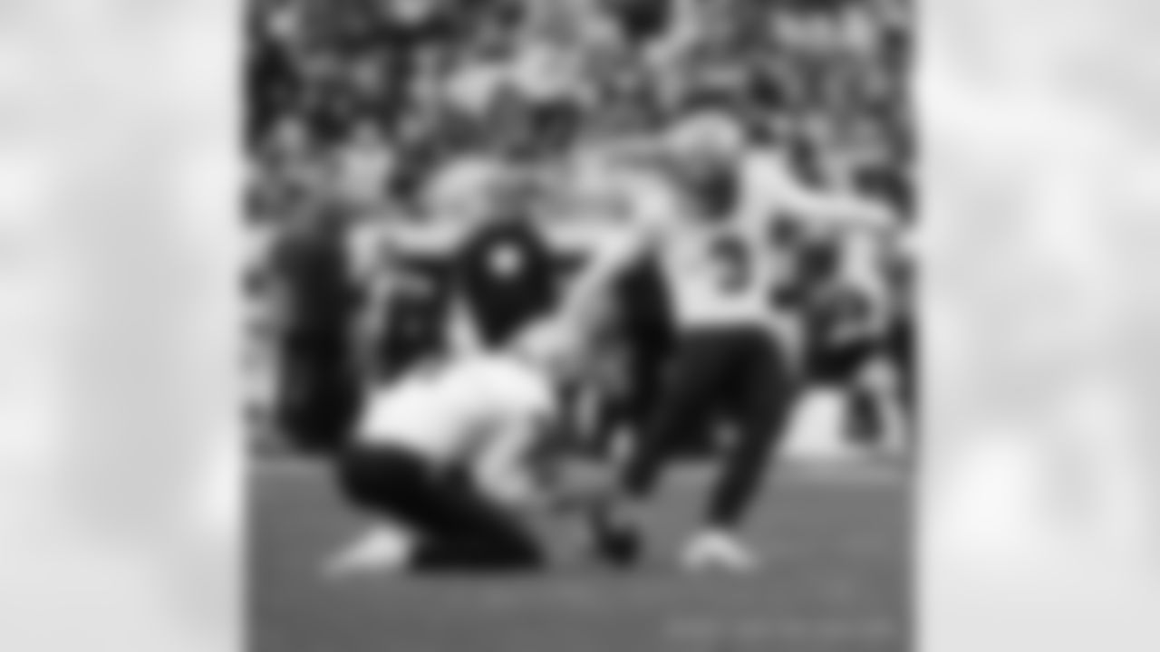 New Orleans Saints players in action during their 2022 Week 10 game against the Pittsburgh Steelers.