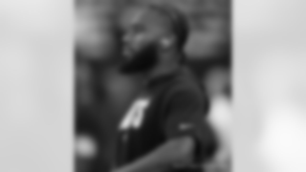 New Orleans Saints wide receiver Tre'Quan Smith (10) warms up ahead of their 2022 Week 2 game against the Tampa Bay Buccaneers.