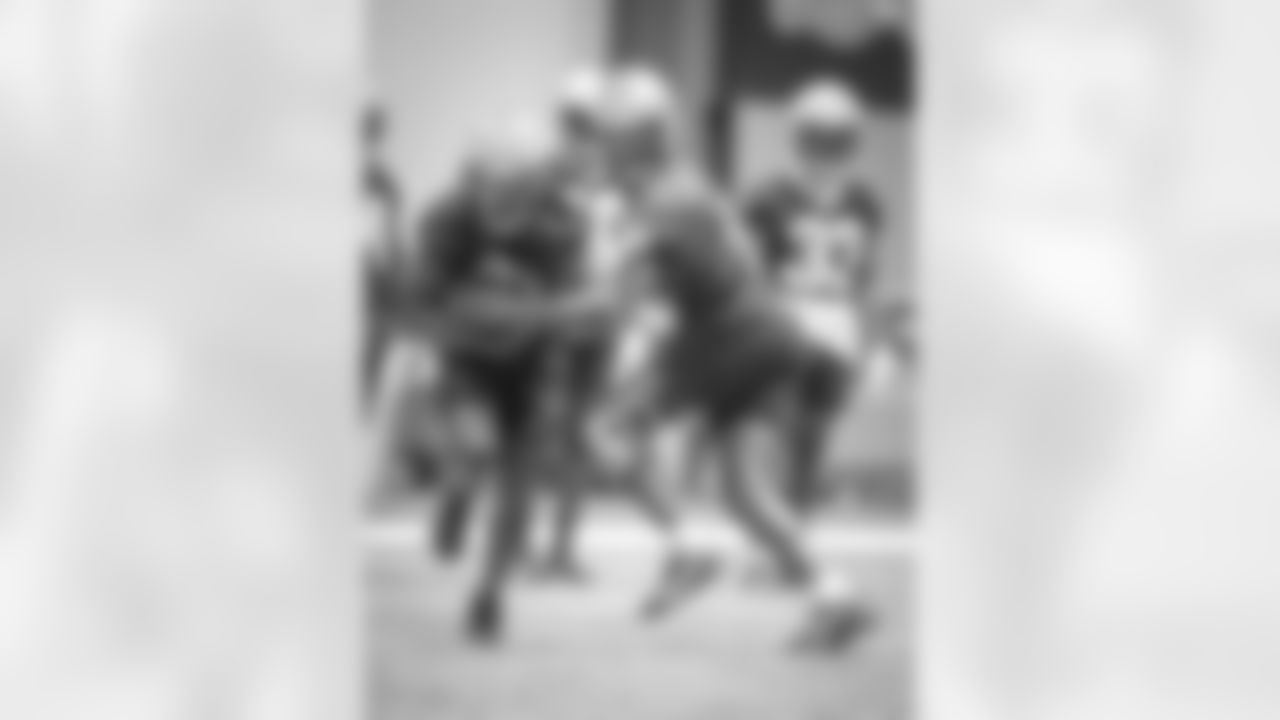 New Orleans Saints running back Alvin Kamara and quarterback Jameis Winston participate in Day 3 of 2022 Minicamp at the Ochsner Sports Performance Center on Thursday, June 16, 2022.