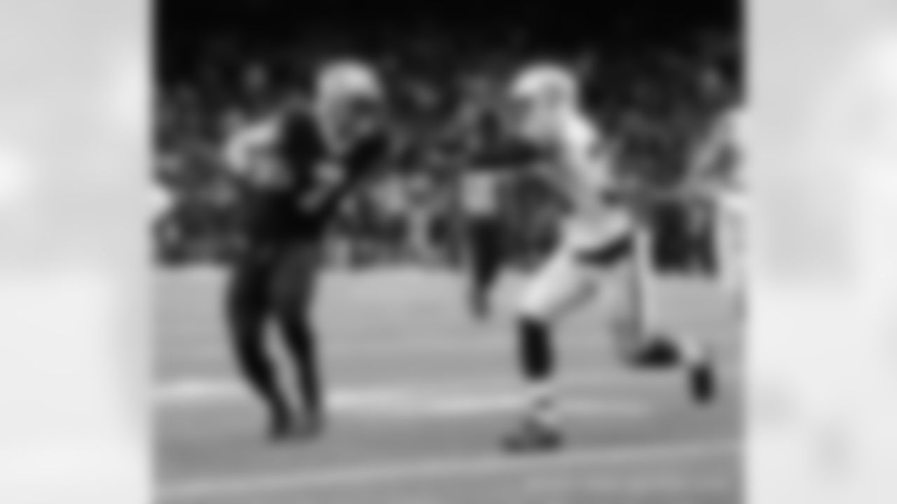 New Orleans Saints tight end Taysom Hill in action during their 2022 Week 8 game against the Las Vegas Raiders.