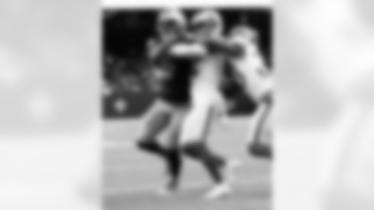 New Orleans Saints players in action during their 2022 Week 11 game against the Los Angeles Rams.