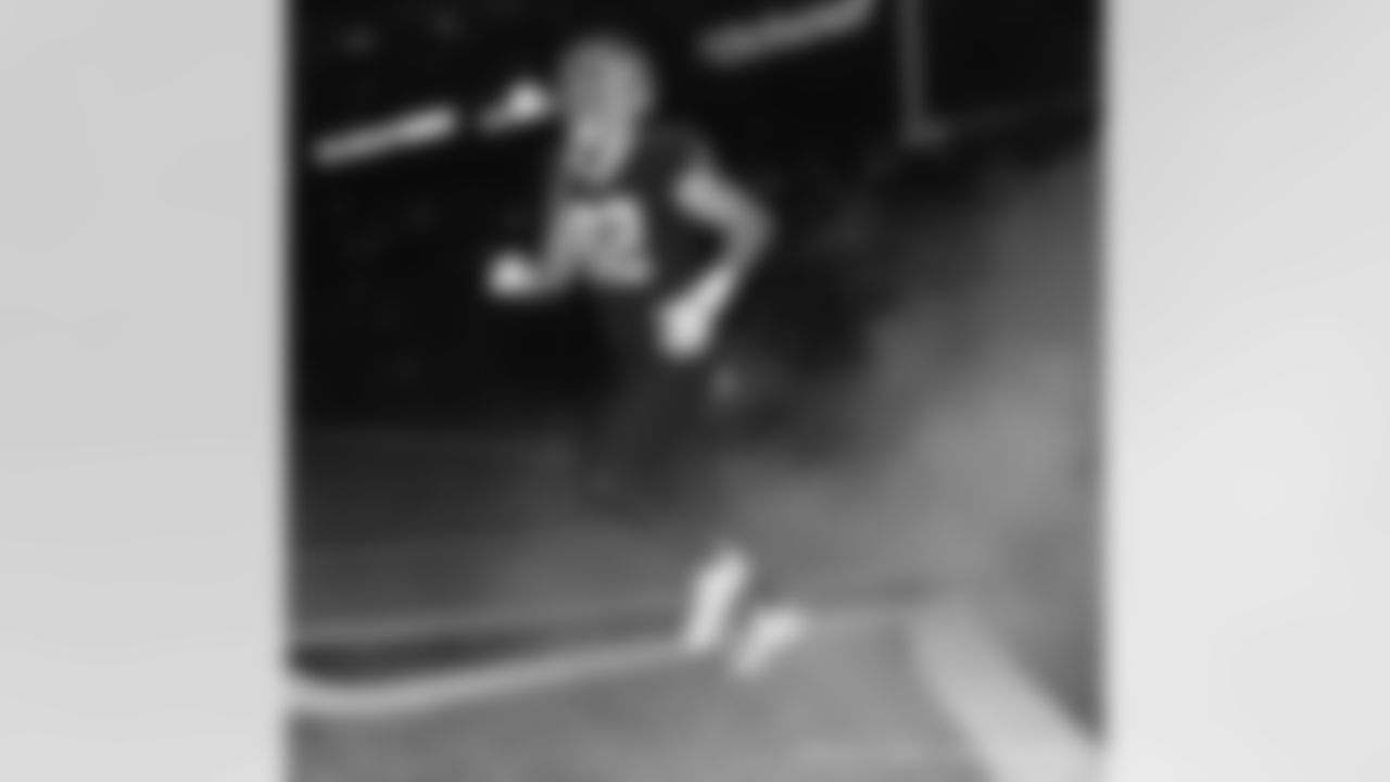 New Orleans Saints tight end Adam Trautman (82) warms up ahead of their 2022 Week 2 game against the Tampa Bay Buccaneers.