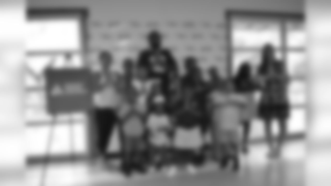 Brandon Coleman visited the Sojourner Truth Neighborhood Center to celebrate National Healthy Lunch Day with the American Diabetes Association.