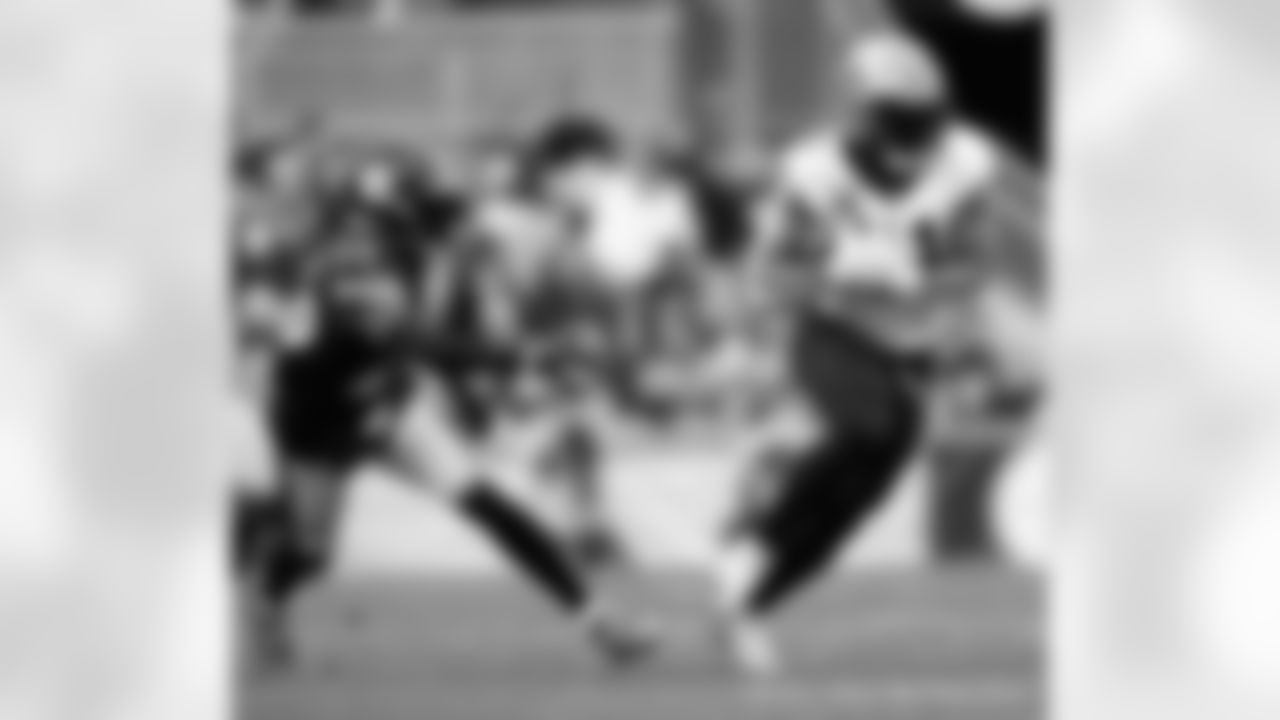 New Orleans Saints players in action during their 2022 Week 10 game against the Pittsburgh Steelers.
