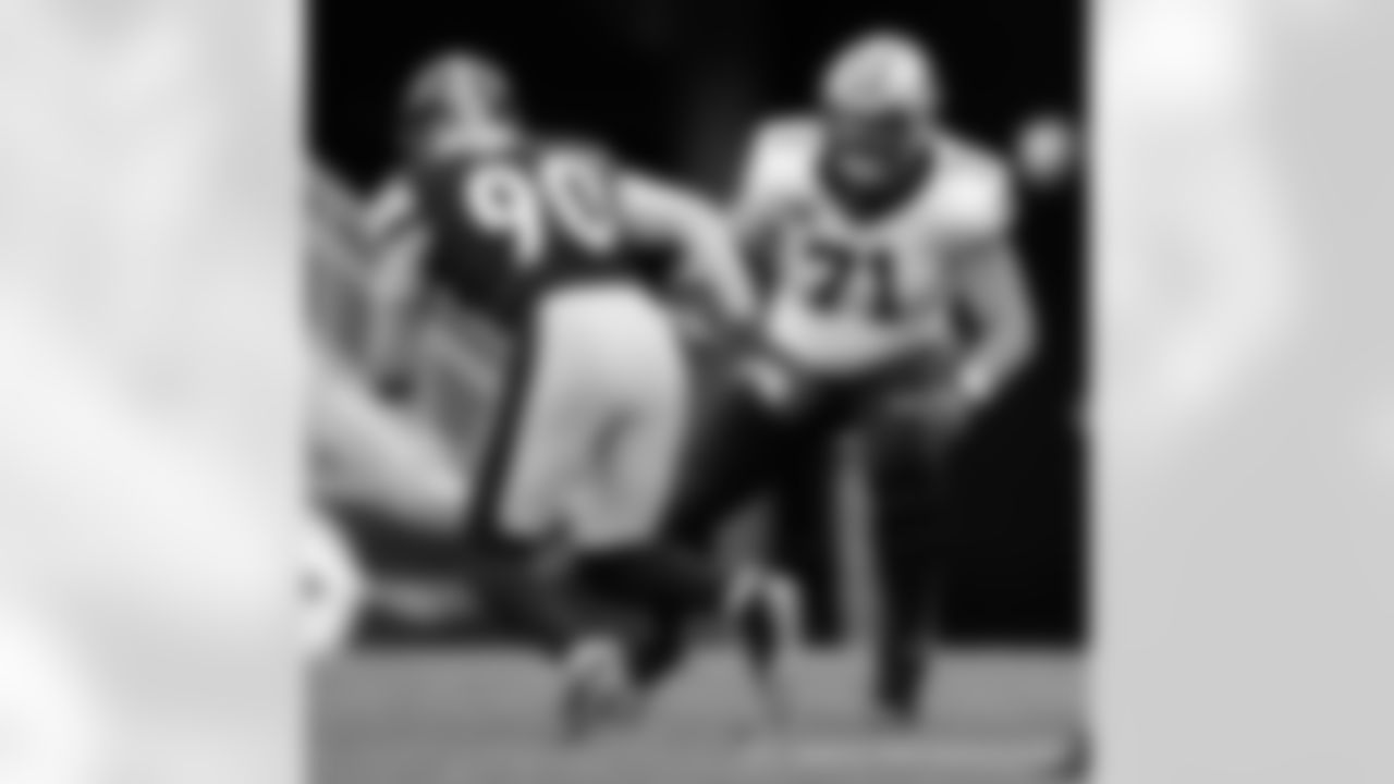 New Orleans Saints players in action during their 2022 Week 10 game against the Pittsburgh Steelers.
