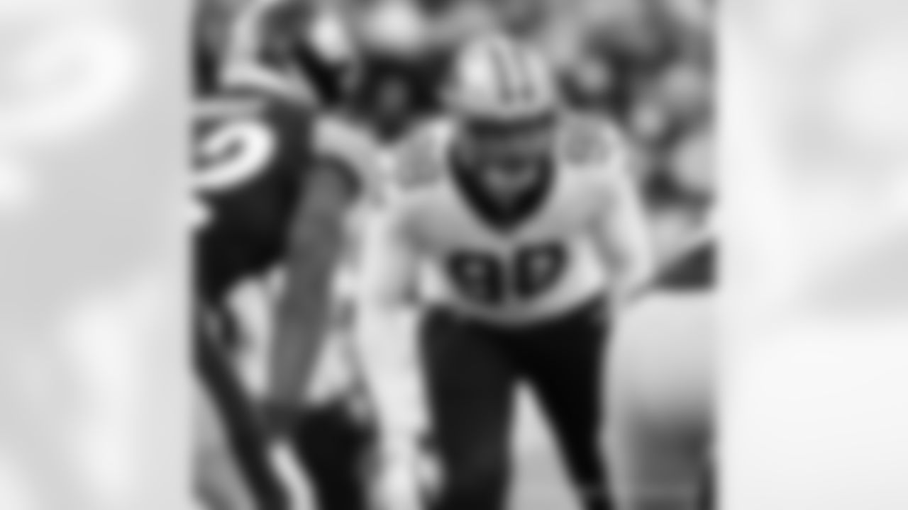 New Orleans Saints players in action during their 2022 Week 10 game against the Pittsburgh Steelers.