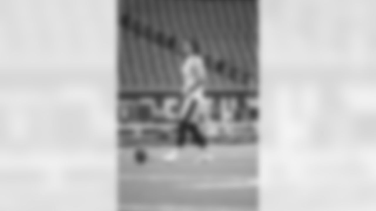 New Orleans Saints kicker Wil Lutz warms up ahead of the 2022 Preseason Week 1 game against the Houston Texans.