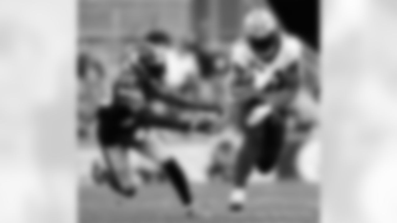 New Orleans Saints players in action during their 2022 Week 10 game against the Pittsburgh Steelers.