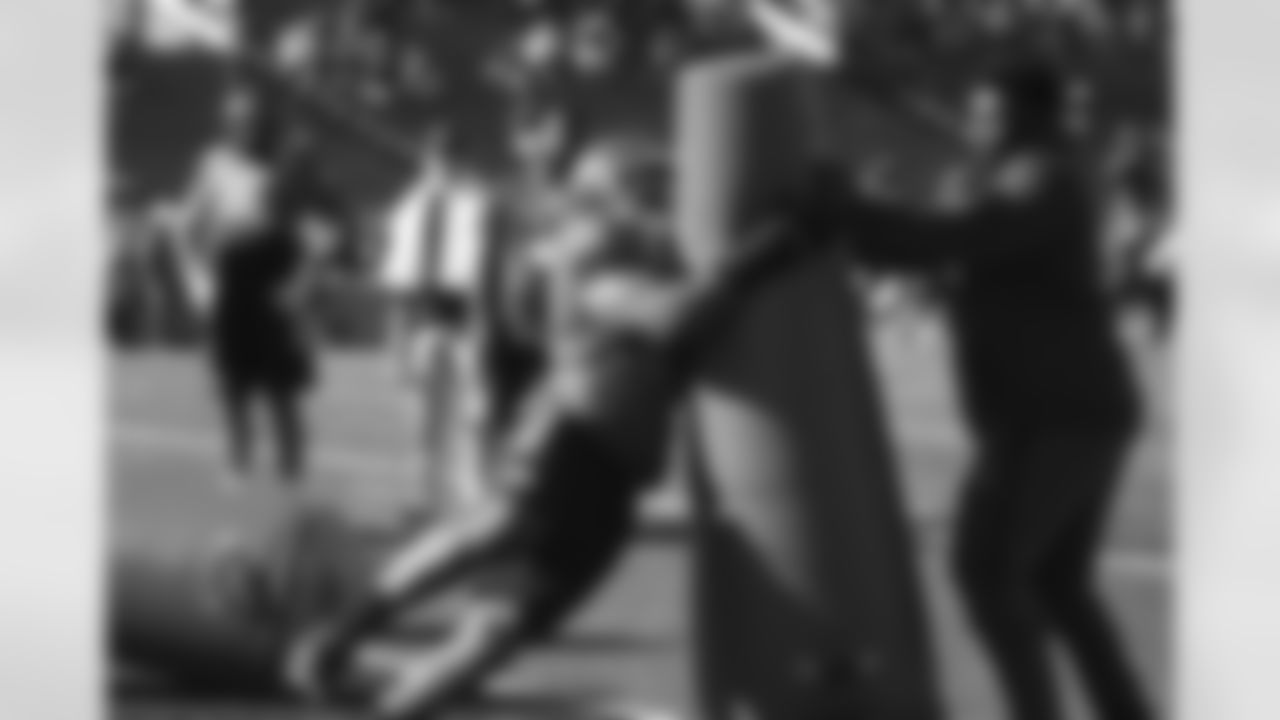 Defensive end Da'Shawn Hand of Alabama