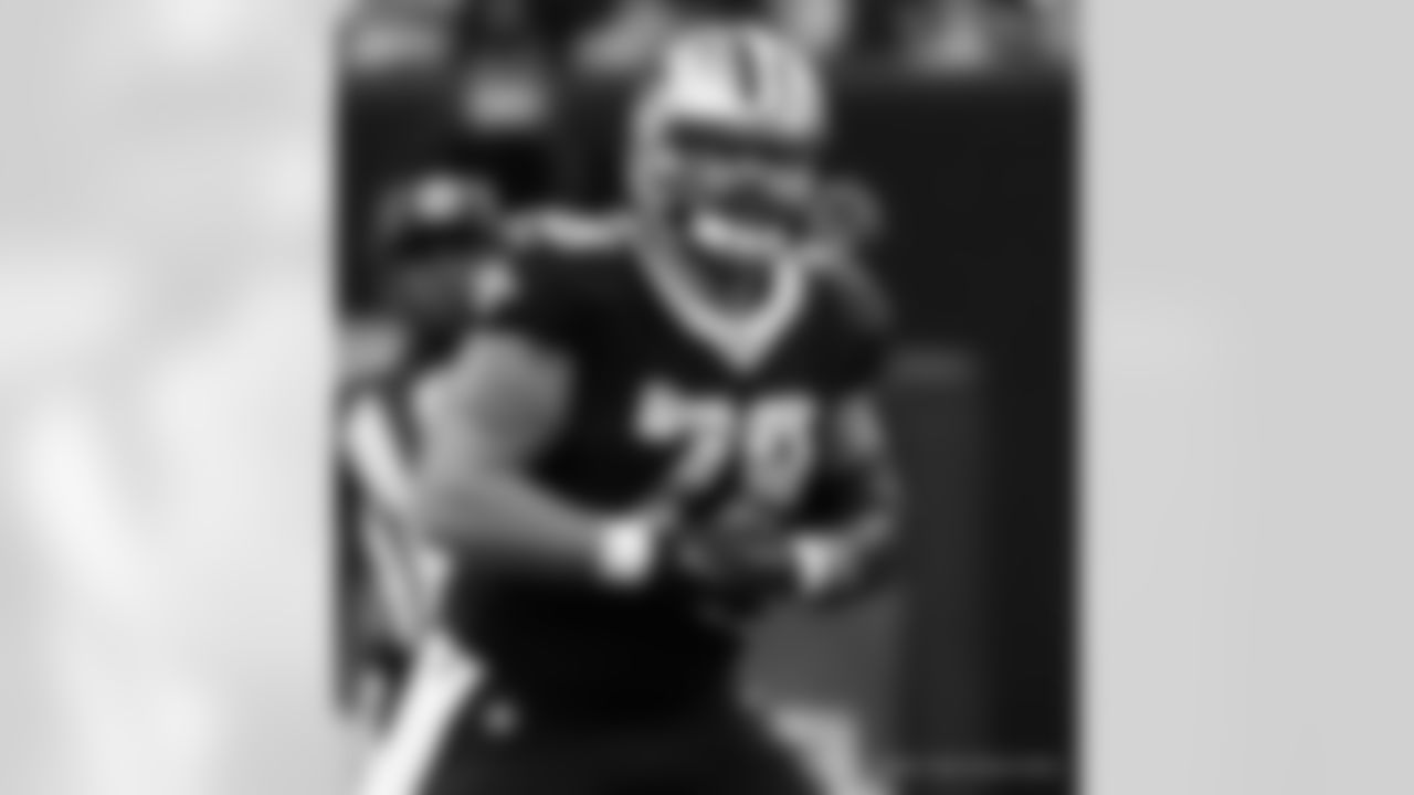 New Orleans Saints center Erik McCoy in action during their 2022 Week 8 game against the Las Vegas Raiders.