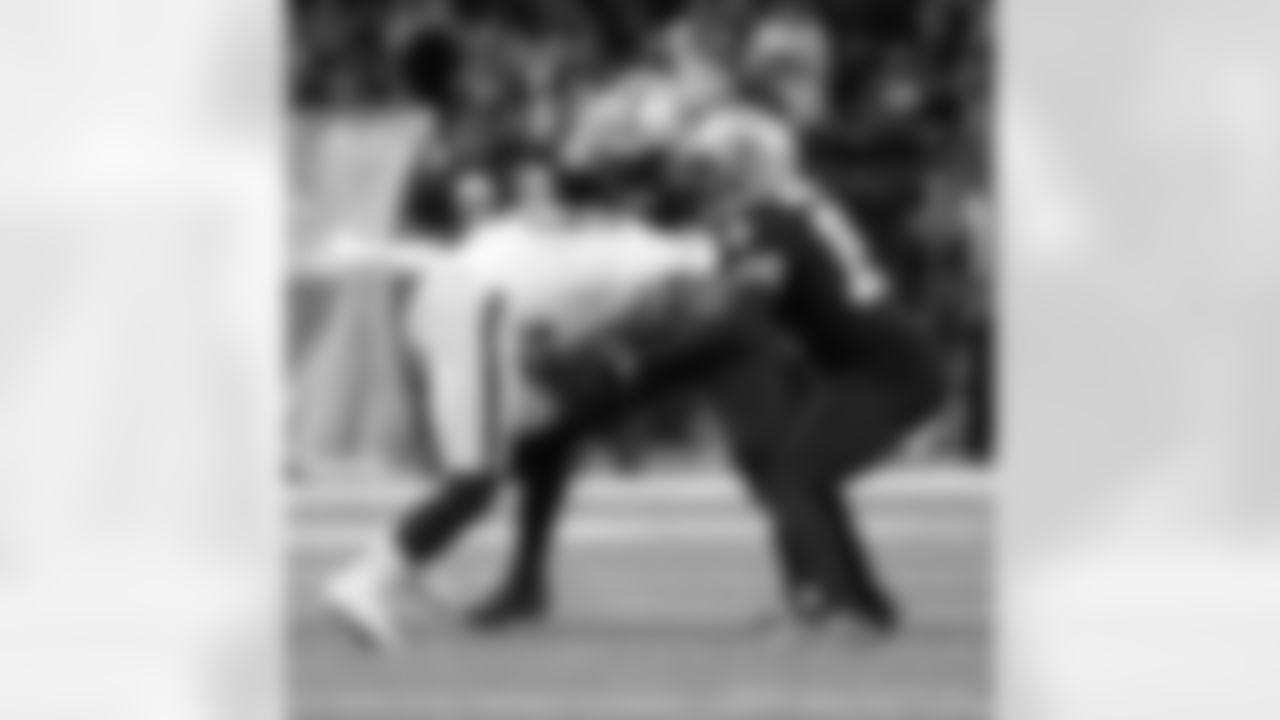 New Orleans Saints linebacker Demario Davis and defensive back Chris Harris Jr. in action during their 2022 Week 8 game against the Las Vegas Raiders.