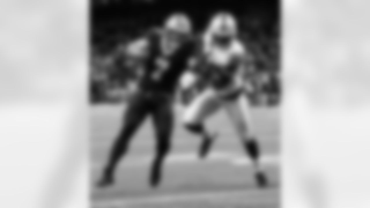 New Orleans Saints tight end Taysom Hill in action during their 2022 Week 8 game against the Las Vegas Raiders.