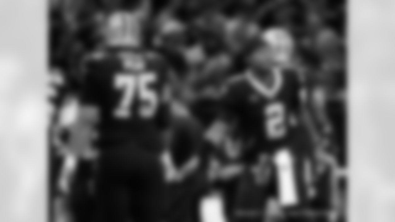New Orleans Saints offensive lineman Andrus Peat and quarterback Jameis Winston in action during their 2022 Week 8 game against the Las Vegas Raiders.