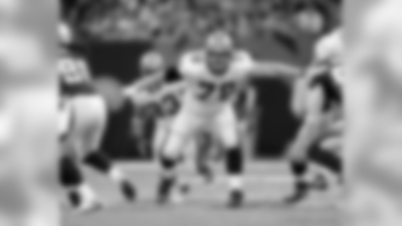 RT Jon Stinchcomb paves the way for Pierre Thomas.