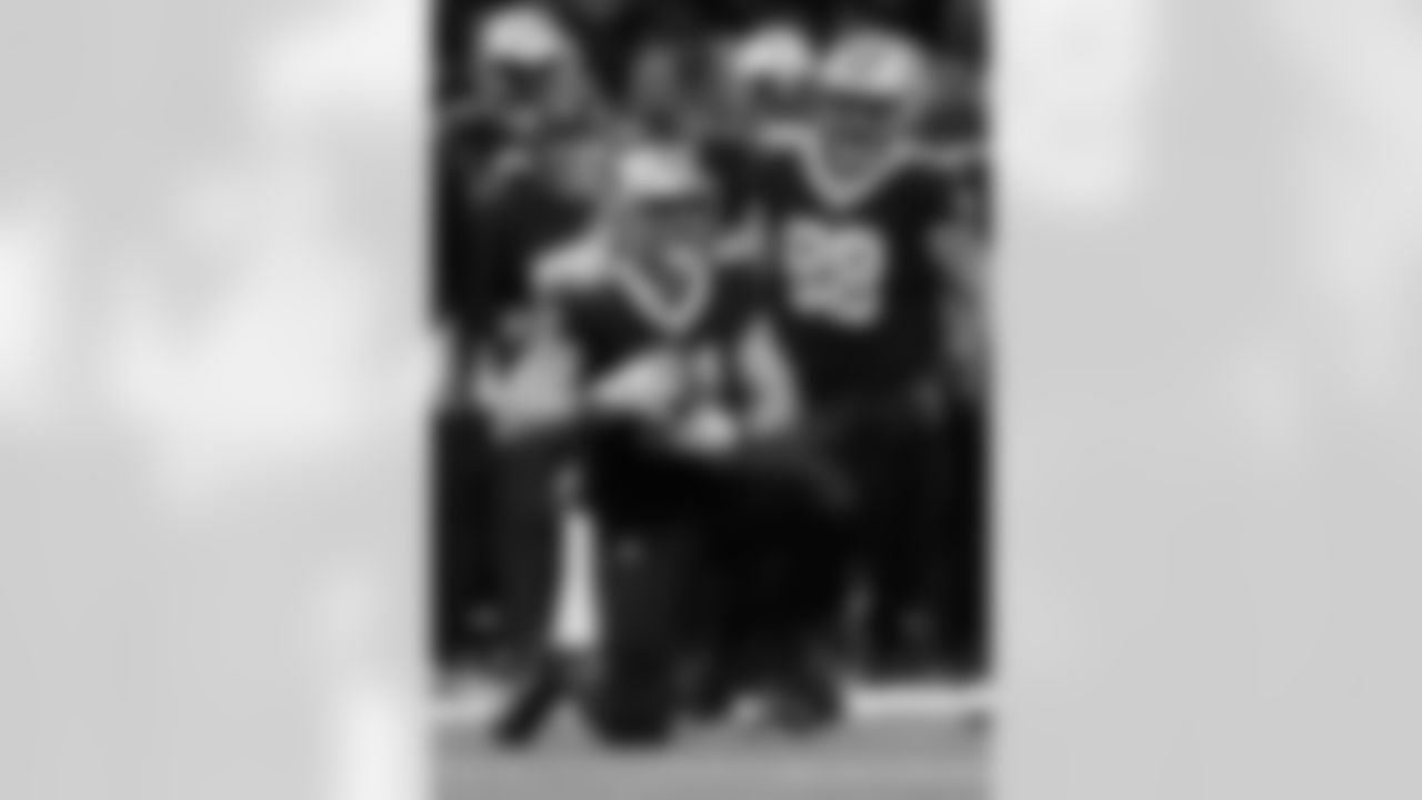 New Orleans Saints players in action during their 2022 Week 8 game against the Las Vegas Raiders.