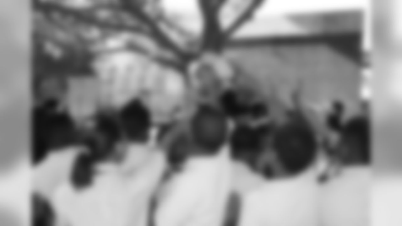 New Orleans Saints linebacker James Laurinaitis teamed up with Playworks at Dwight D. Eisenhower Elementary School for a little recess game of flag football with local sixth graders.