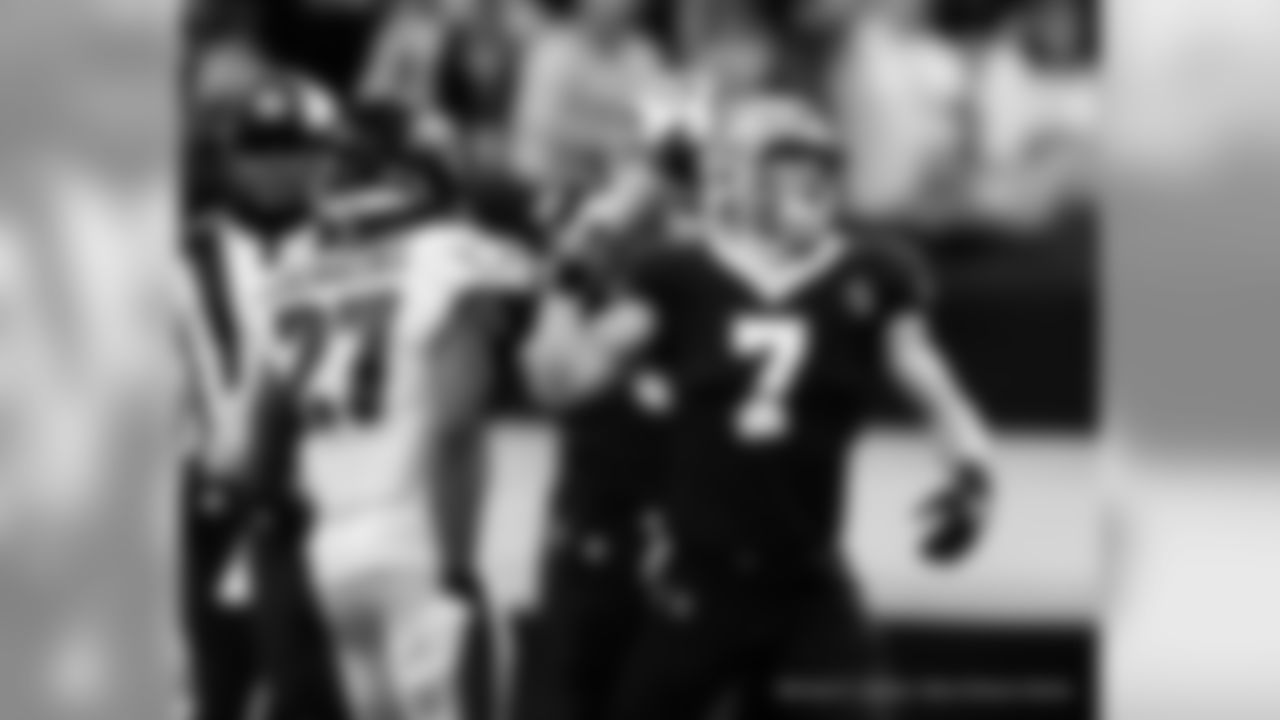 Saints 20 - Eagles 14 (W)
Divisional Game
Michael C. Hebert