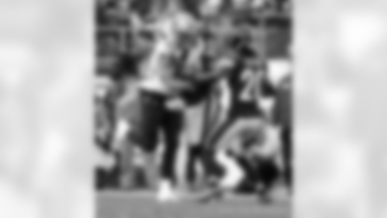 New Orleans Saints players in action during their 2022 Week 10 game against the Pittsburgh Steelers.
