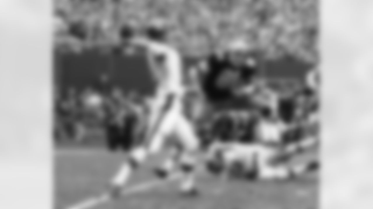 New York Giants Hall of Fame quarterback Fran Tarkenton (10) is pressured by New Orleans Saints Hall of Fame defensive end Doug Atkins (81) during an NFL game in New York, Oct. 8, 1967. The Giants defeated the Saints 27-21. (AP Photo/NFL Photos)