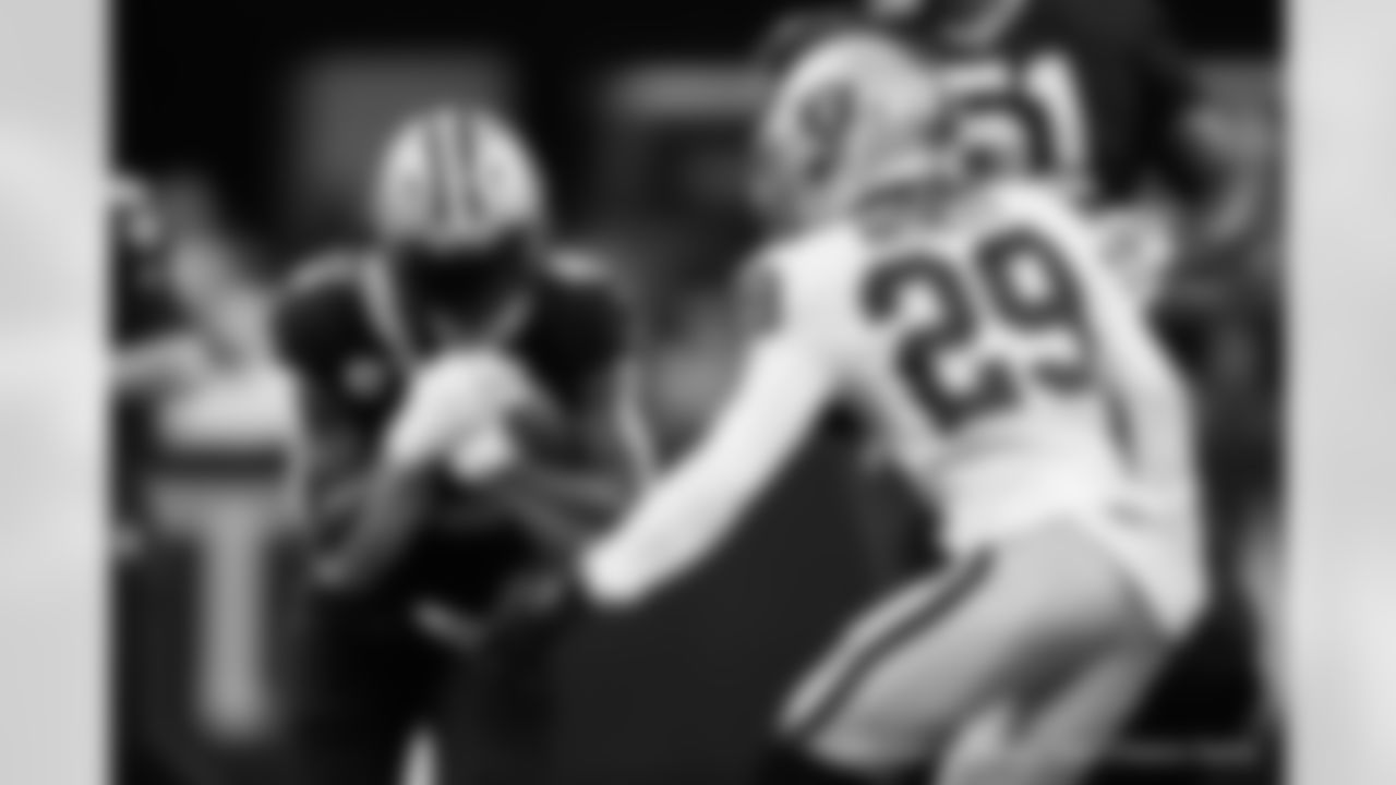 New Orleans Saints running back Alvin Kamara in action during their 2022 Week 8 game against the Las Vegas Raiders.