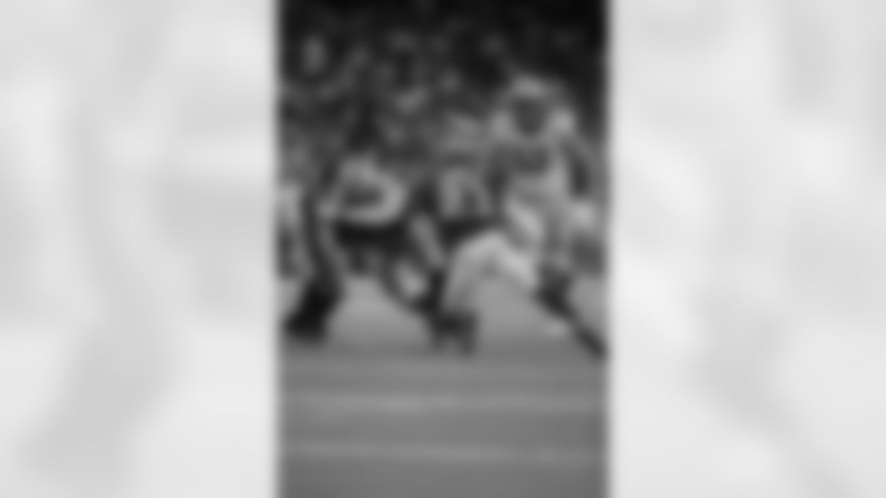 New Orleans Saints running back Tony Jones Jr. in action during the 2022 Preseason Week 1 game against the Houston Texans.