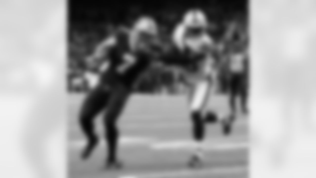 New Orleans Saints tight end Taysom Hill in action during their 2022 Week 8 game against the Las Vegas Raiders.