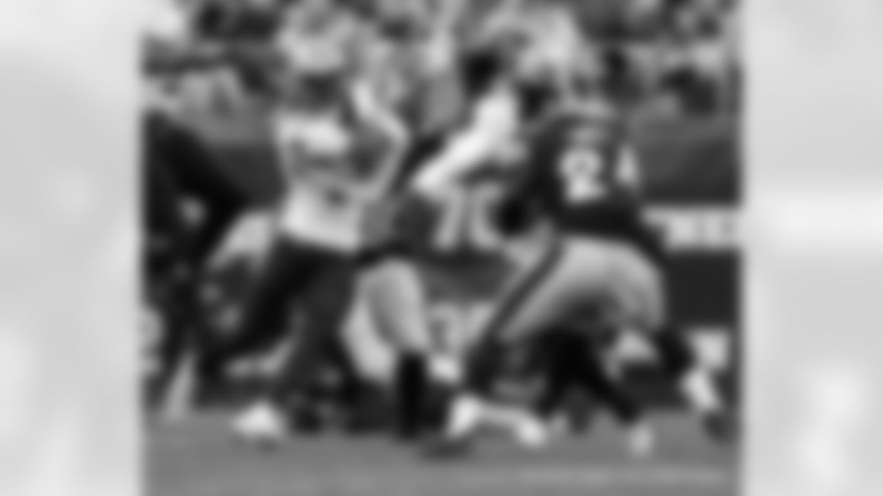 New Orleans Saints players in action during their 2022 Week 10 game against the Pittsburgh Steelers.