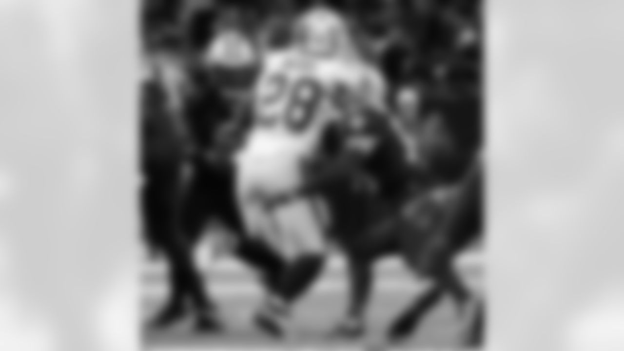 New Orleans Saints linebacker Demario Davis and defensive back Chris Harris Jr. in action during their 2022 Week 8 game against the Las Vegas Raiders.