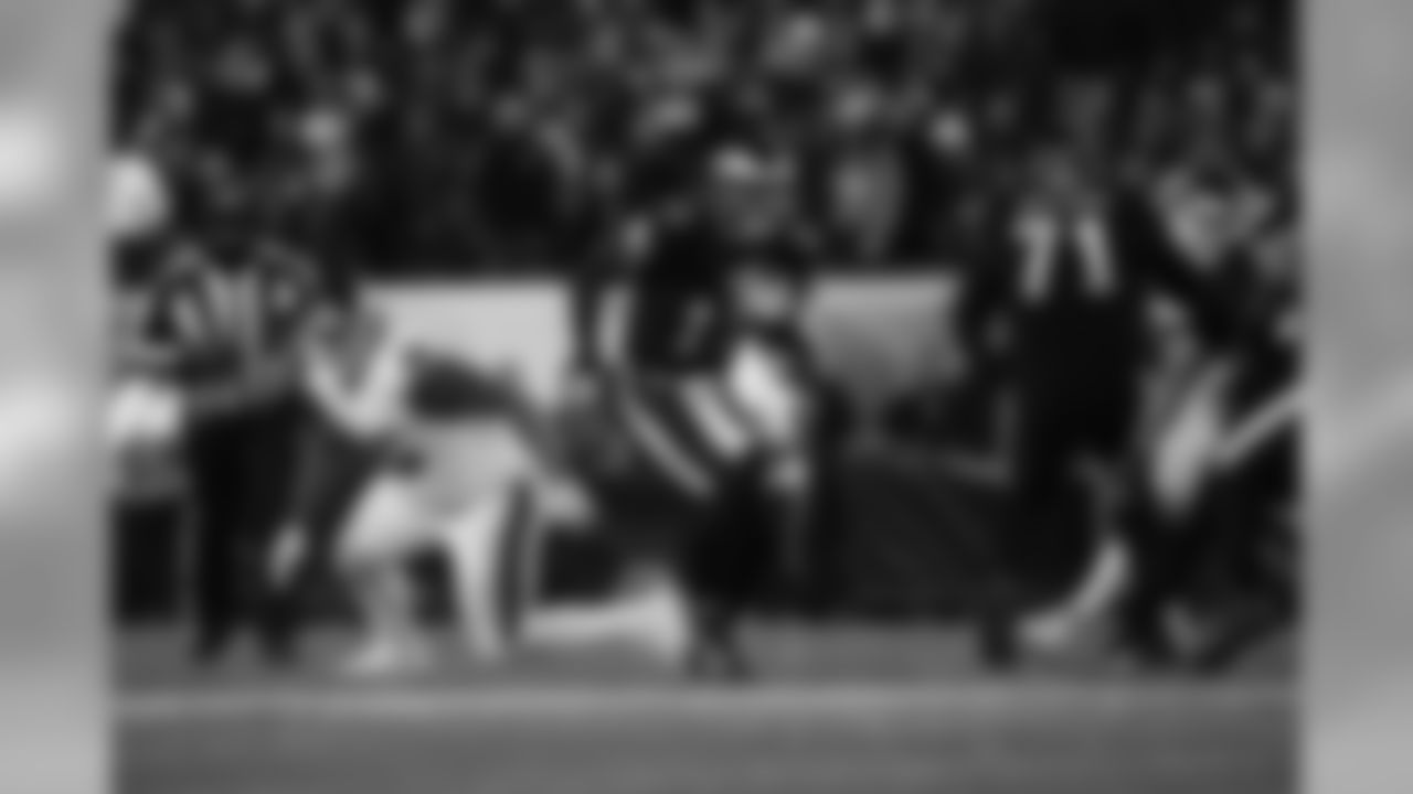 Saints vs Eagles Week 11 - Quarterback Carson Wentz