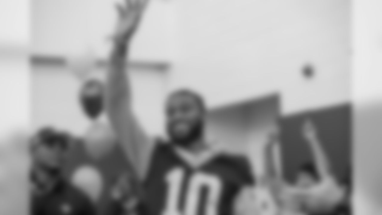 New Orleans Saints players distributed turkeys and fixings to over 1,000 families at the Dryades YMCA in celebration of the Thanksgiving holiday.
