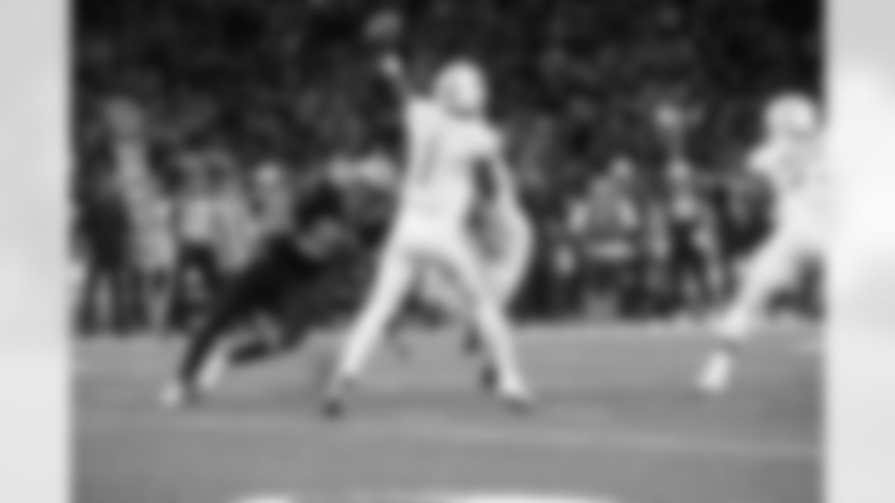 Check out photos of New Orleans Saints defensive end Marcus Davenport in action during the 2021 NFL season.