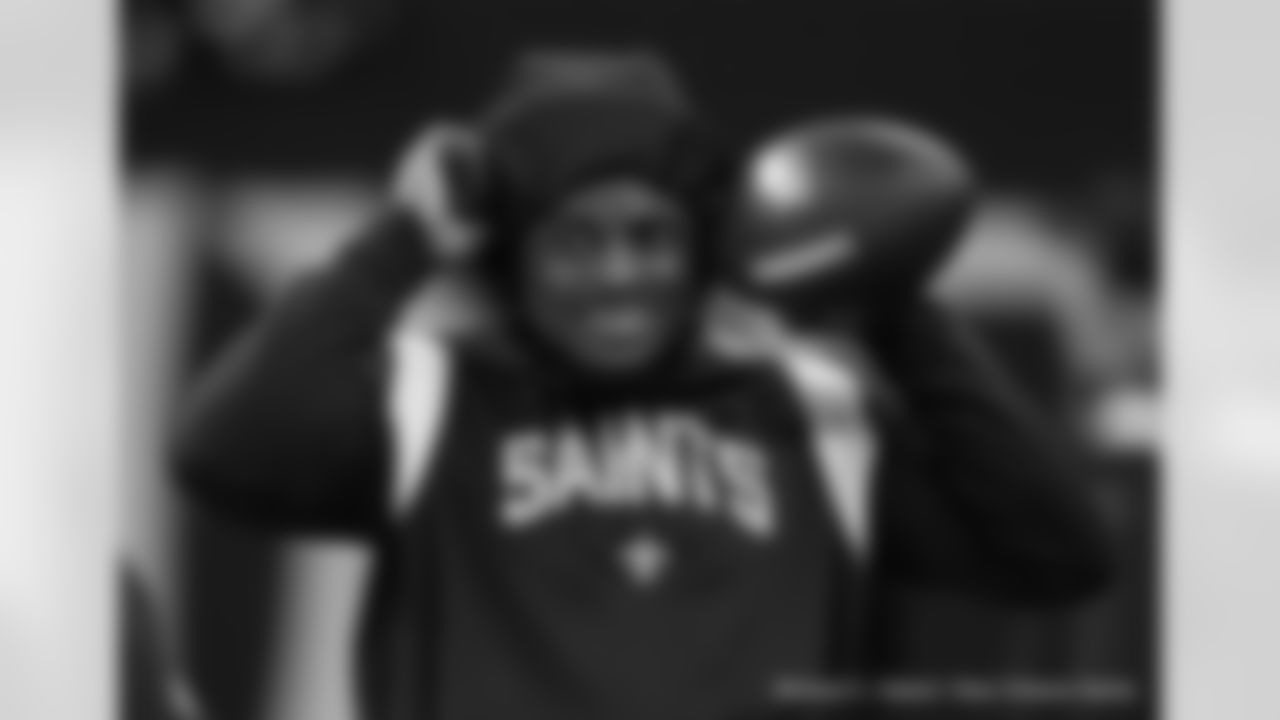 New Orleans Saints running back Tony Jones Jr. (34) warms up ahead of their 2022 Week 2 game against the Tampa Bay Buccaneers.