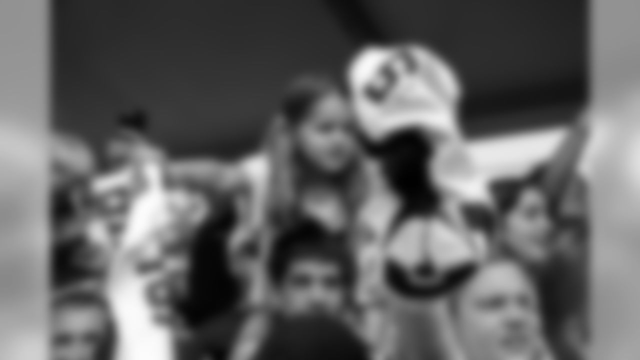 Gallery_TraniningCamp_081219_Fans50