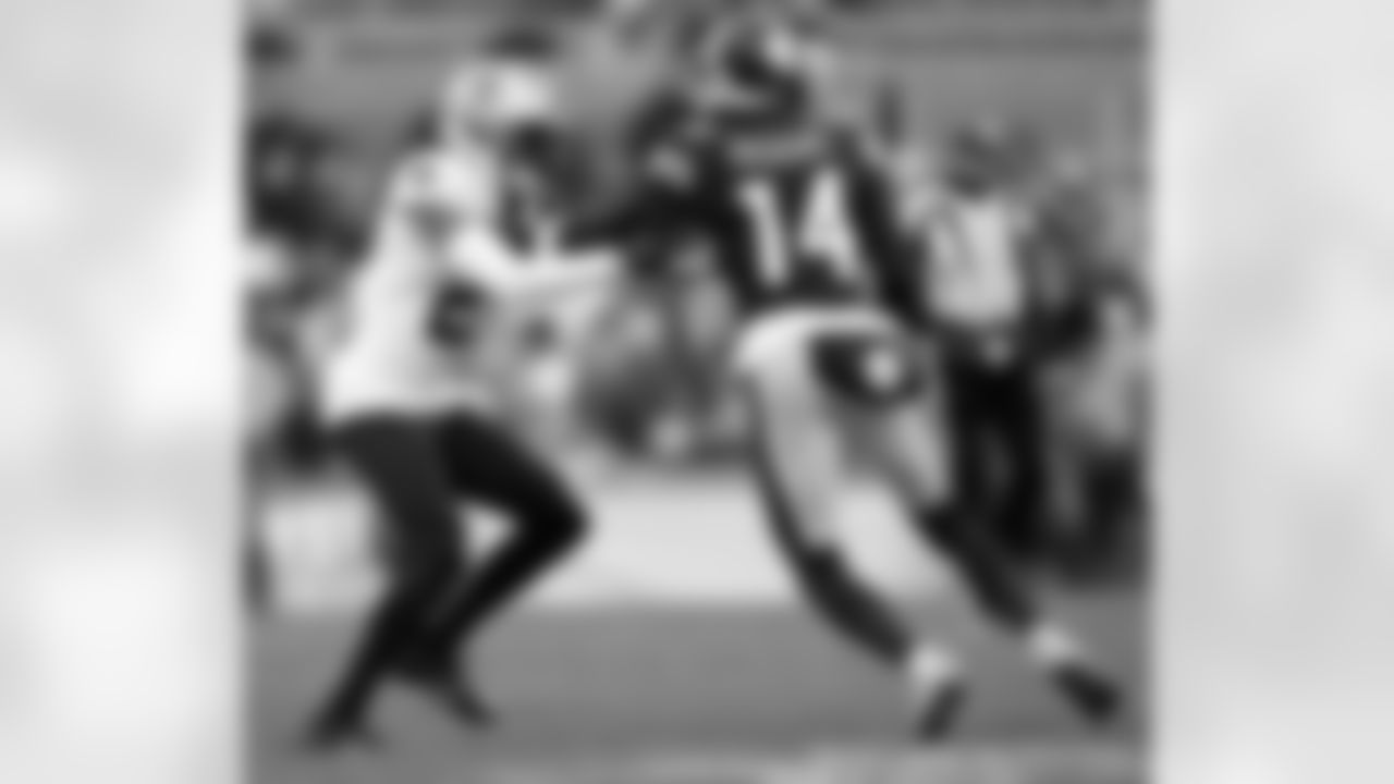 New Orleans Saints players in action during their 2022 Week 10 game against the Pittsburgh Steelers.