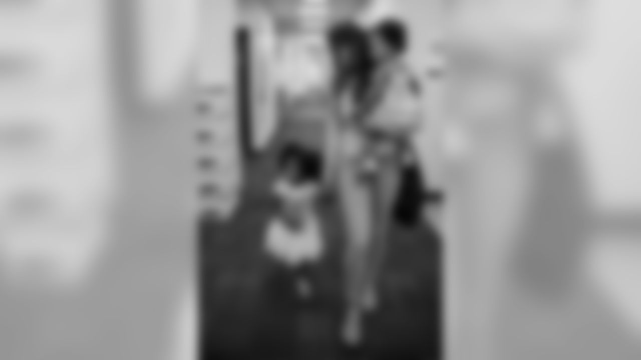 Gallery-CameronJordan-ContractSigning-061219_046