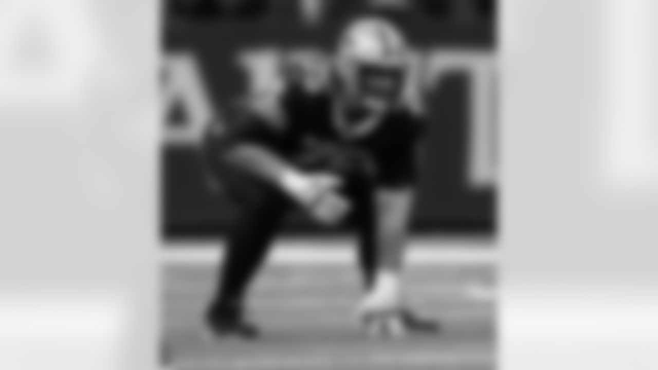 New Orleans Saints offensive lineman Andrus Peat in action during their 2022 Week 8 game against the Las Vegas Raiders.