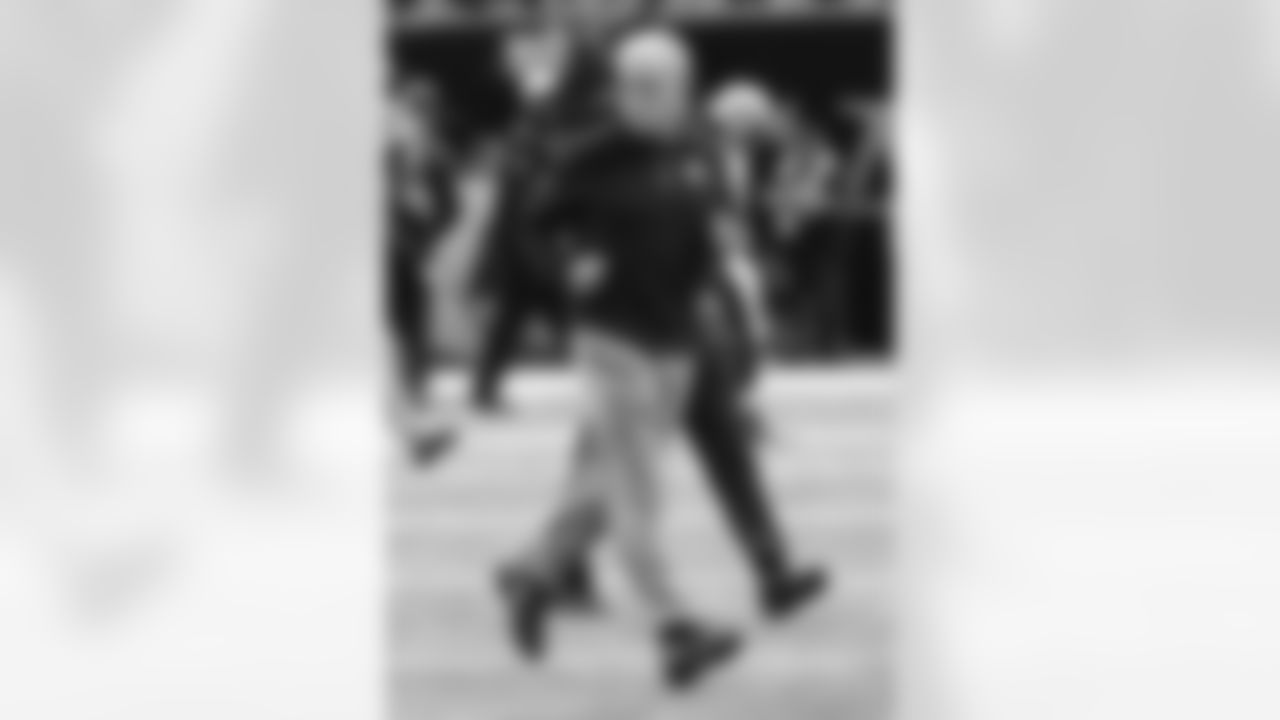 Assistant Head Coach/Linebackers Joe Vitt