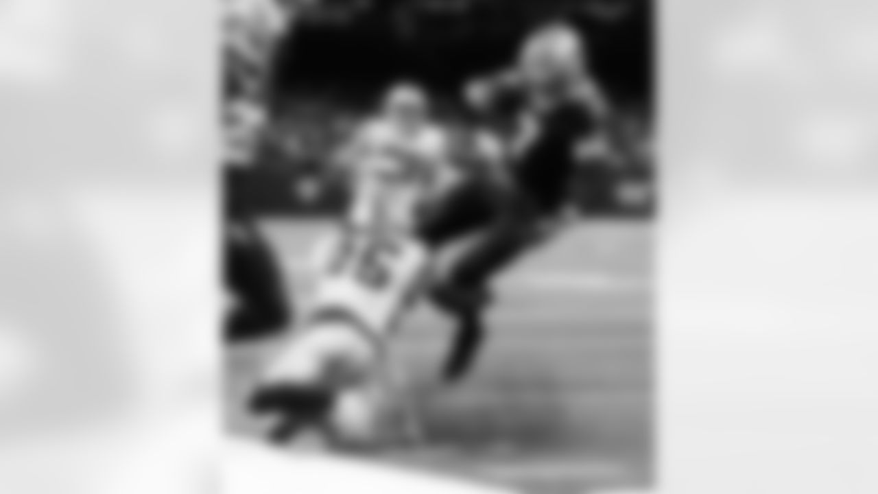 New Orleans Saints tight end Taysom Hill in action during their 2022 Week 8 game against the Las Vegas Raiders.
