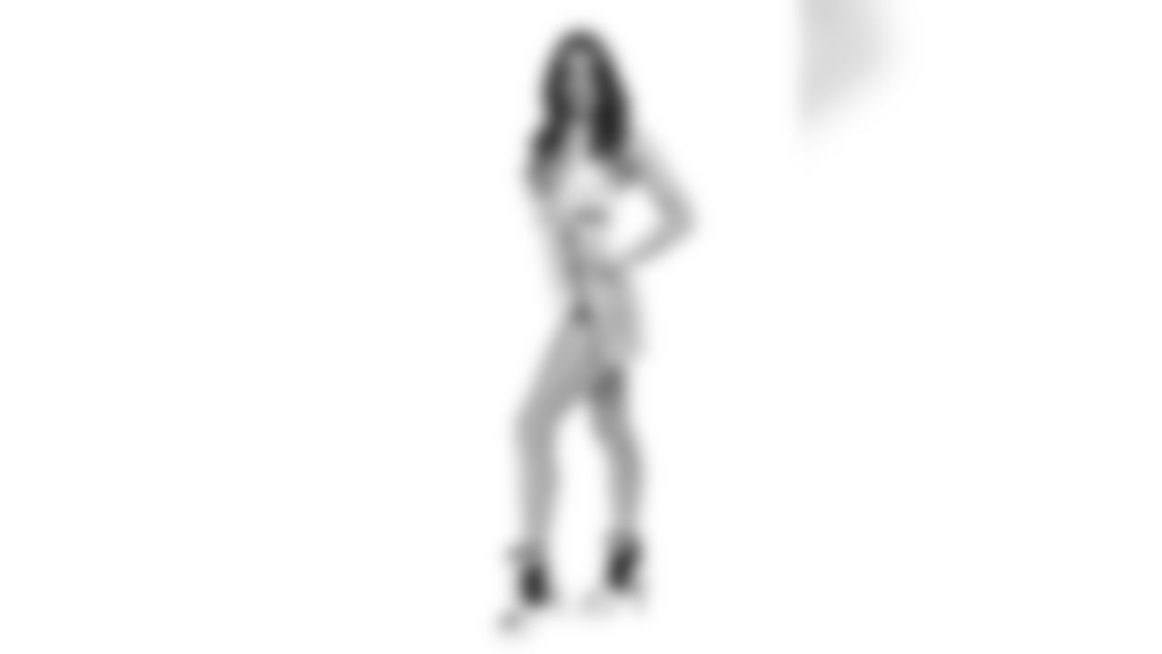 Gallery_Faces_Saintsations_Sara_011819_04