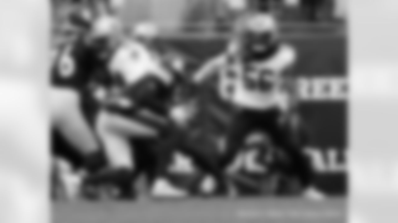 New Orleans Saints players in action during their 2022 Week 10 game against the Pittsburgh Steelers.