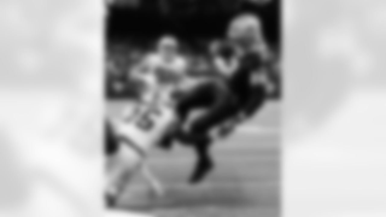 New Orleans Saints tight end Taysom Hill in action during their 2022 Week 8 game against the Las Vegas Raiders.