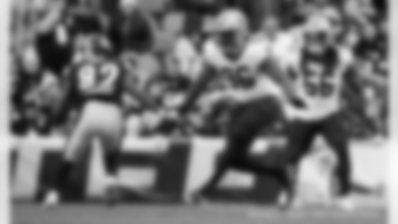 New Orleans Saints players in action during their 2022 Week 10 game against the Pittsburgh Steelers.