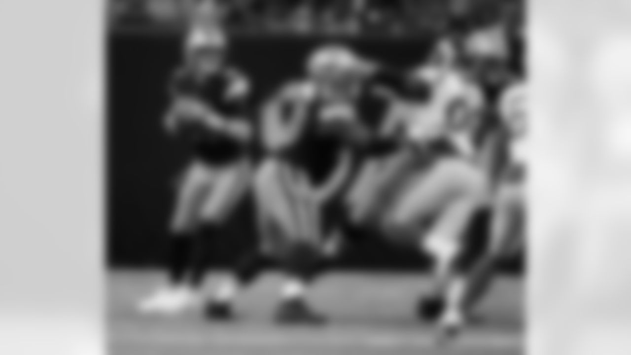 New Orleans Saints players in action during their 2022 Week 11 game against the Los Angeles Rams.