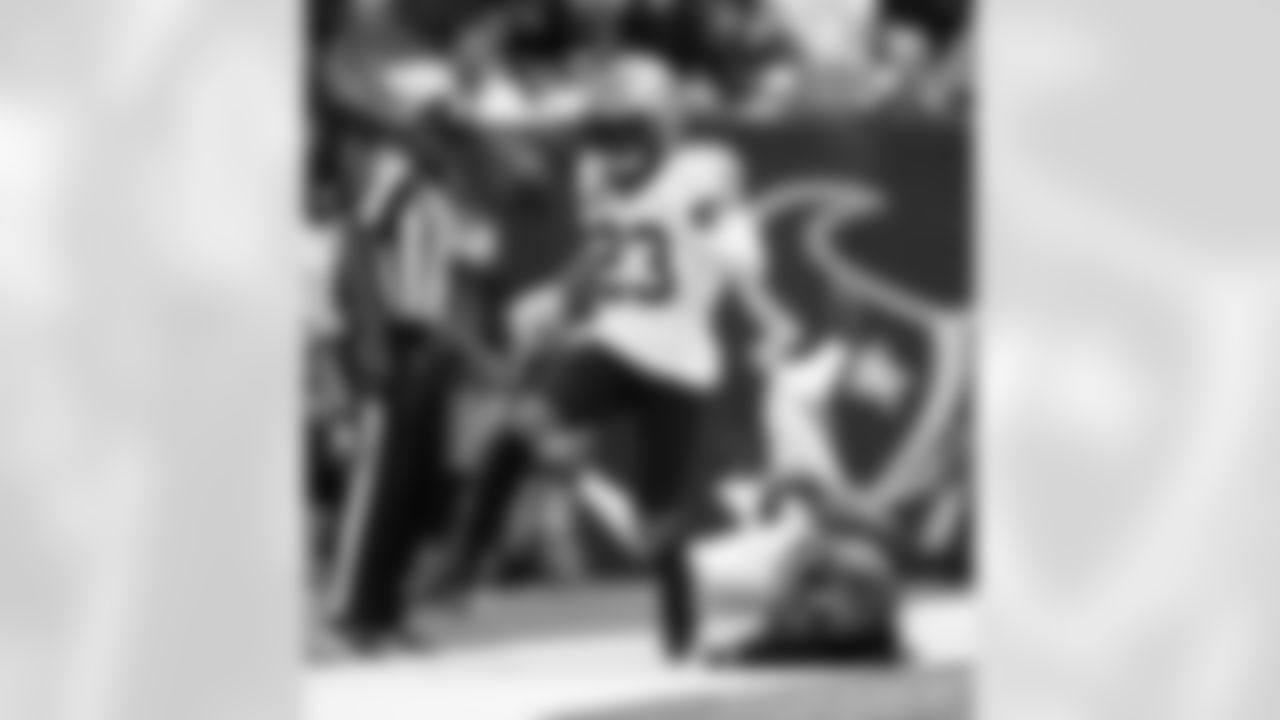 Check out the game action shots from the New Orleans Saints game against the Houston Texans in Week 6 of the 2023 NFL season including cornerback Marshon Lattimore (23).