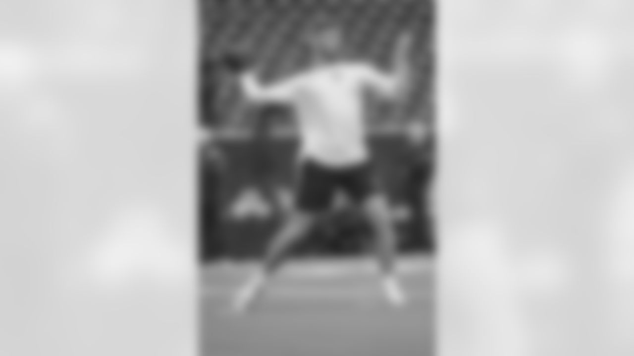 New Orleans Saints quarterback Andy Dalton warms up ahead of the 2022 Preseason Week 1 game against the Houston Texans.
