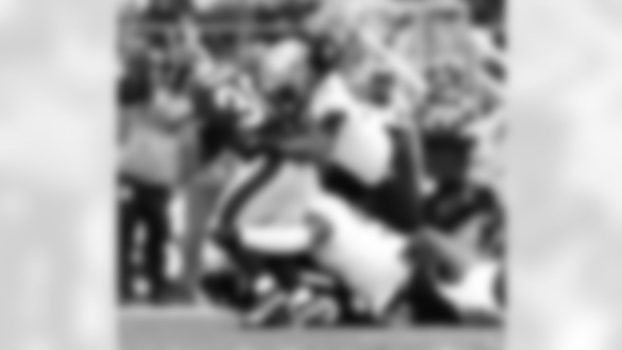 New Orleans Saints players in action during their 2022 Week 10 game against the Pittsburgh Steelers.