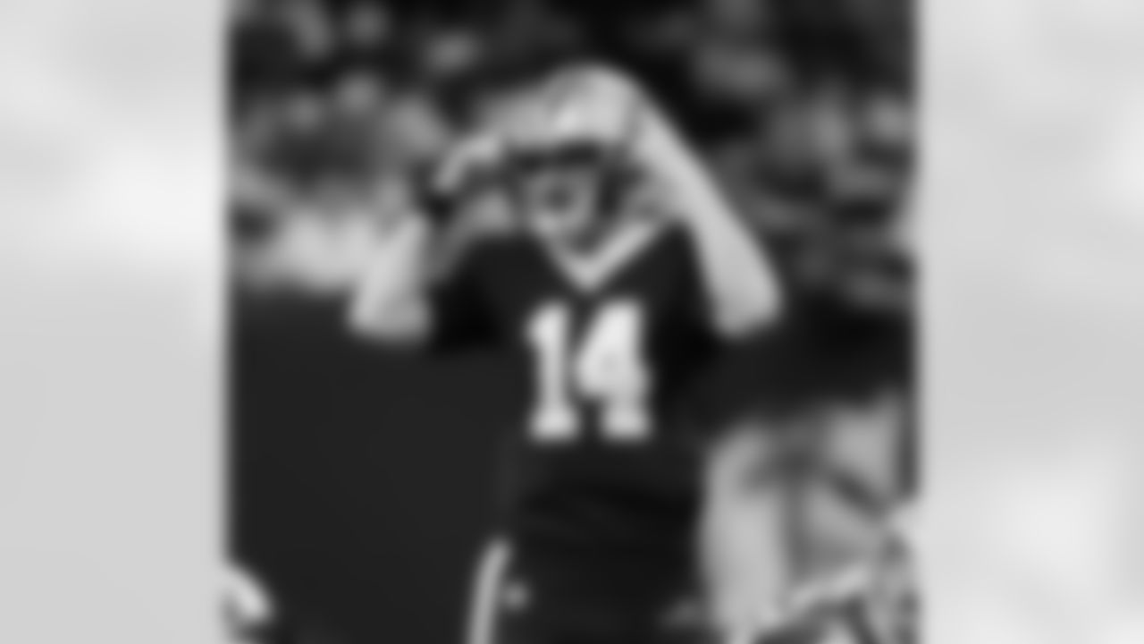 New Orleans Saints quarterback Andy Dalton in action during their 2022 Week 8 game against the Las Vegas Raiders.